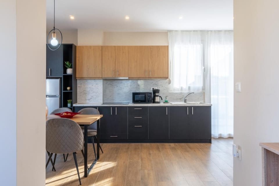 Kitchen or kitchenette, Dining area