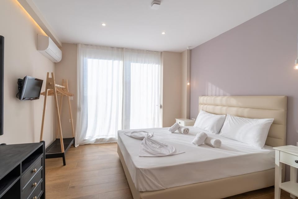 Bed, TV and multimedia, Photo of the whole room, Bedroom, towels