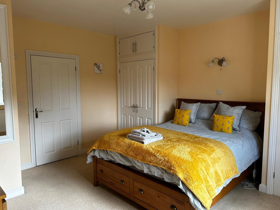 Bed, Bedroom, towels, wardrobe