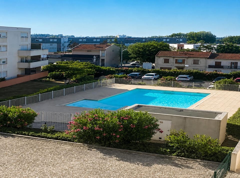 Property building, Day, Pool view, Swimming pool, Swimming pool, Parking