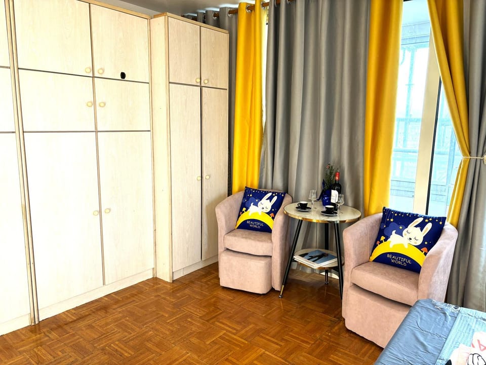 Photo of the whole room, Bedroom, wardrobe