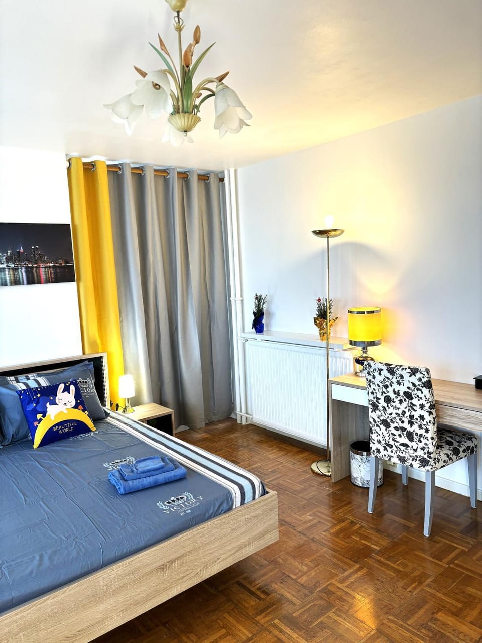 Photo of the whole room, Bedroom