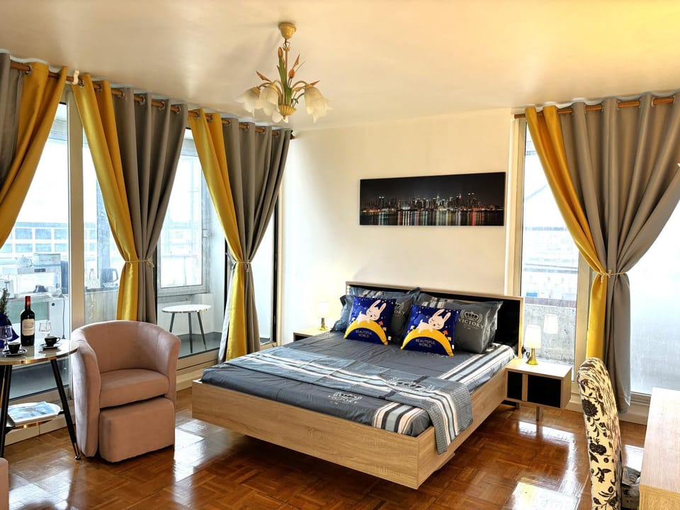 Photo of the whole room, Bedroom
