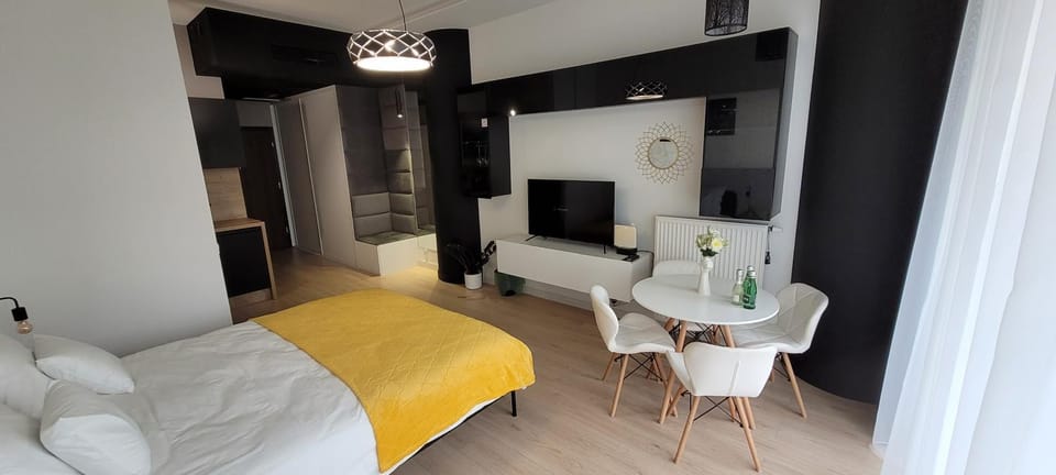 Bed, TV and multimedia, Photo of the whole room, Seating area, Bedroom