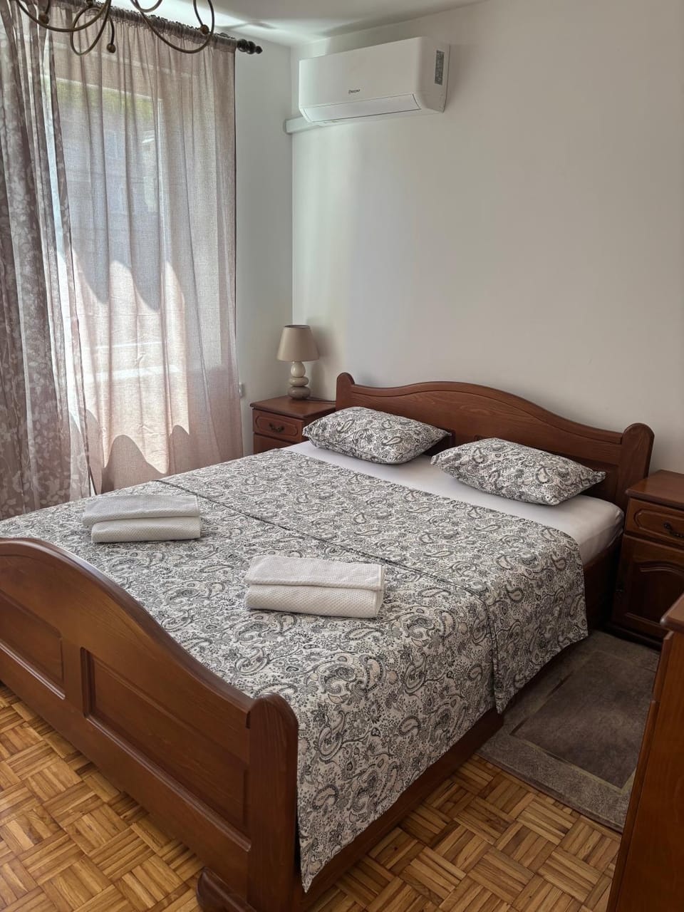 Bed, Bedroom, towels