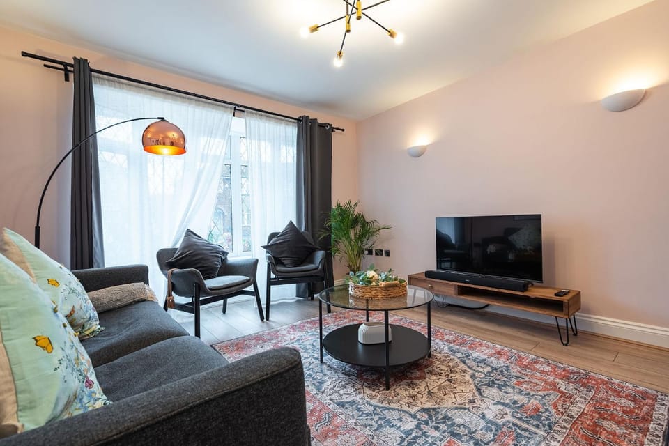 Nature Inspired Bungalow with 3 rooms - 10 mins from Manchester Airport House in England