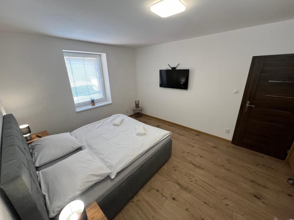 TV and multimedia, Photo of the whole room, Bedroom