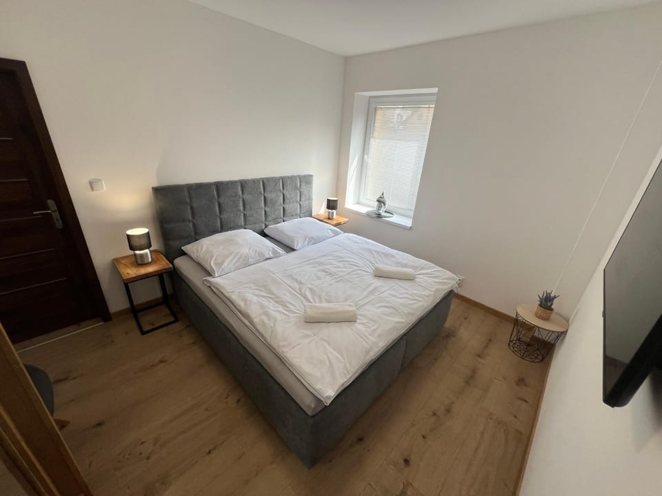 TV and multimedia, Photo of the whole room, Bedroom
