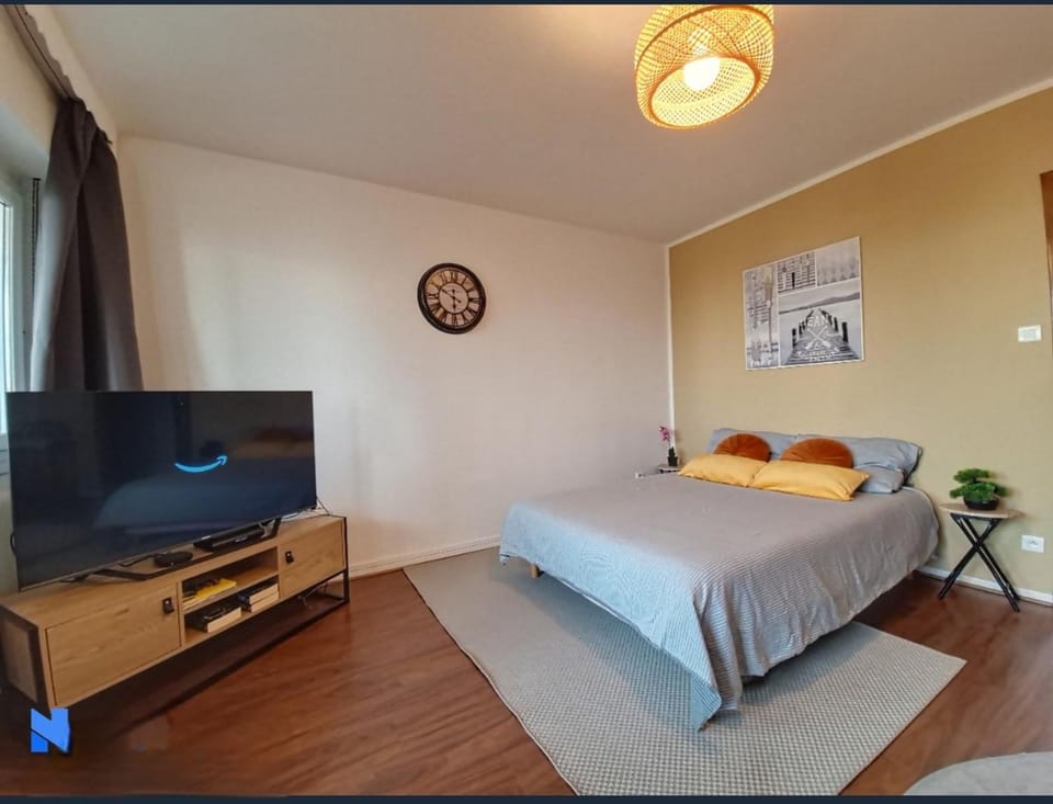 Bed, Night, Bedroom, Location, cot, currency exchange, heating