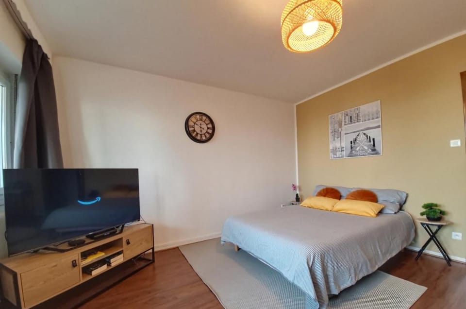 Bed, People, Golfcourse, Tennis court, Sunset, cot, Inner courtyard view