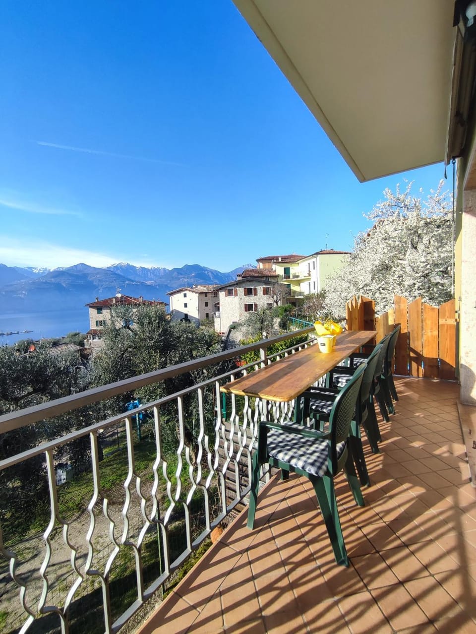 Natural landscape, Balcony/Terrace, Dining area, Lake view, Mountain view