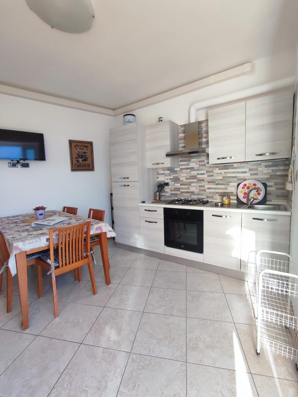 Kitchen or kitchenette, Dining area, stove