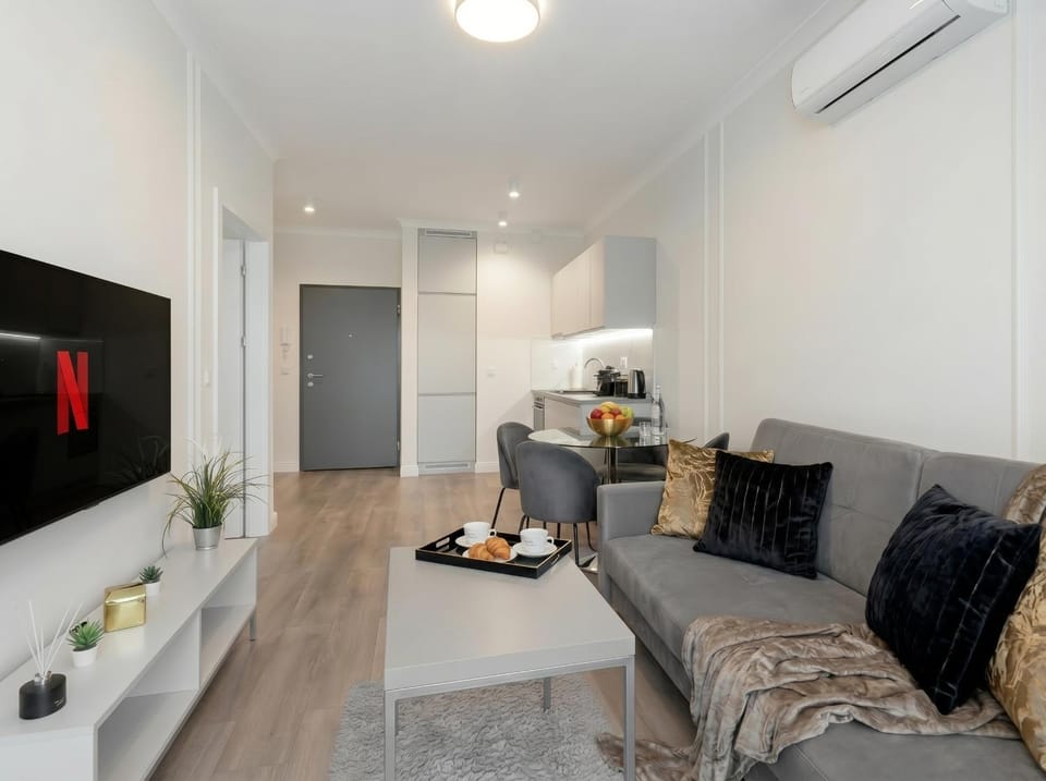 TV and multimedia, Coffee/tea facilities, Kitchen or kitchenette, Living room, Food and drinks, Seating area, Dining area, Food, minibar, oven, air conditioner