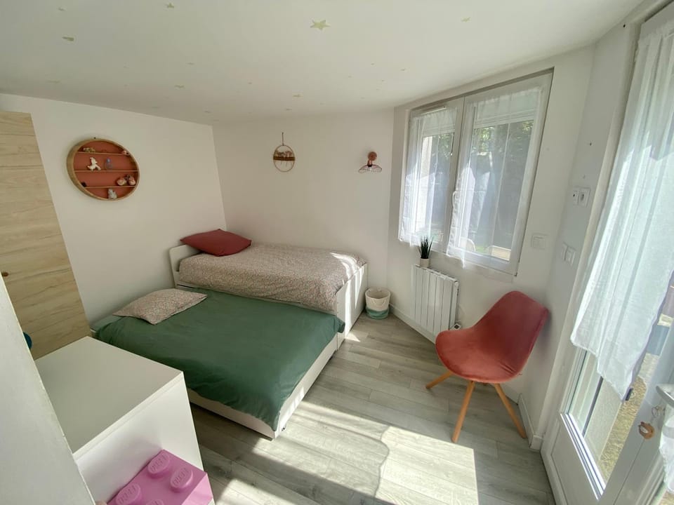 Bed, Photo of the whole room, Bedroom