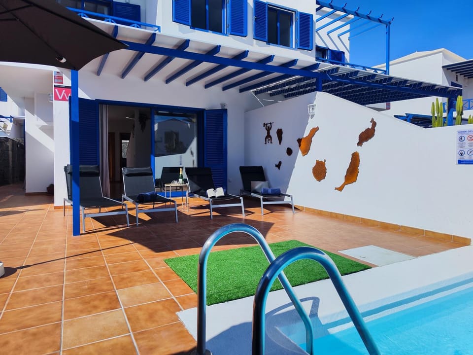 View (from property/room), Balcony/Terrace, Pool view, Swimming pool, sunbed