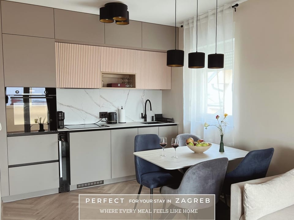 Coffee/tea facilities, Kitchen or kitchenette, Seating area, Dining area, Breakfast, Drinks, internet, minibar, oven, stove