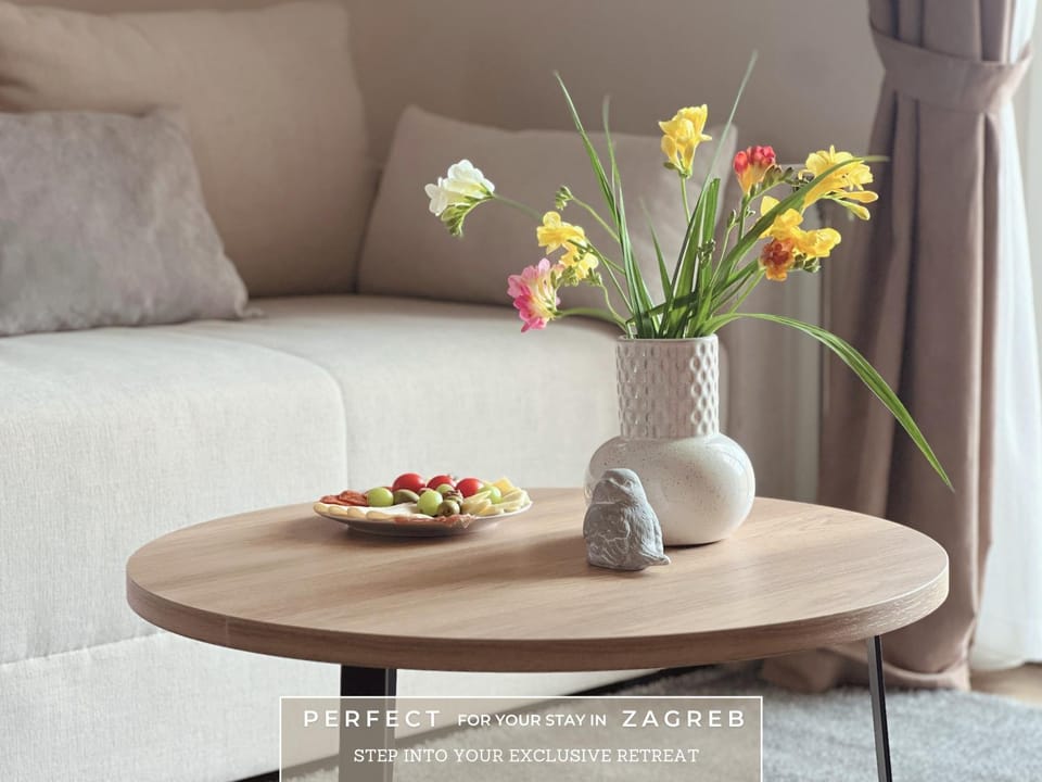 TV and multimedia, Coffee/tea facilities, Living room, Seating area, Dining area, Text overlay, Family