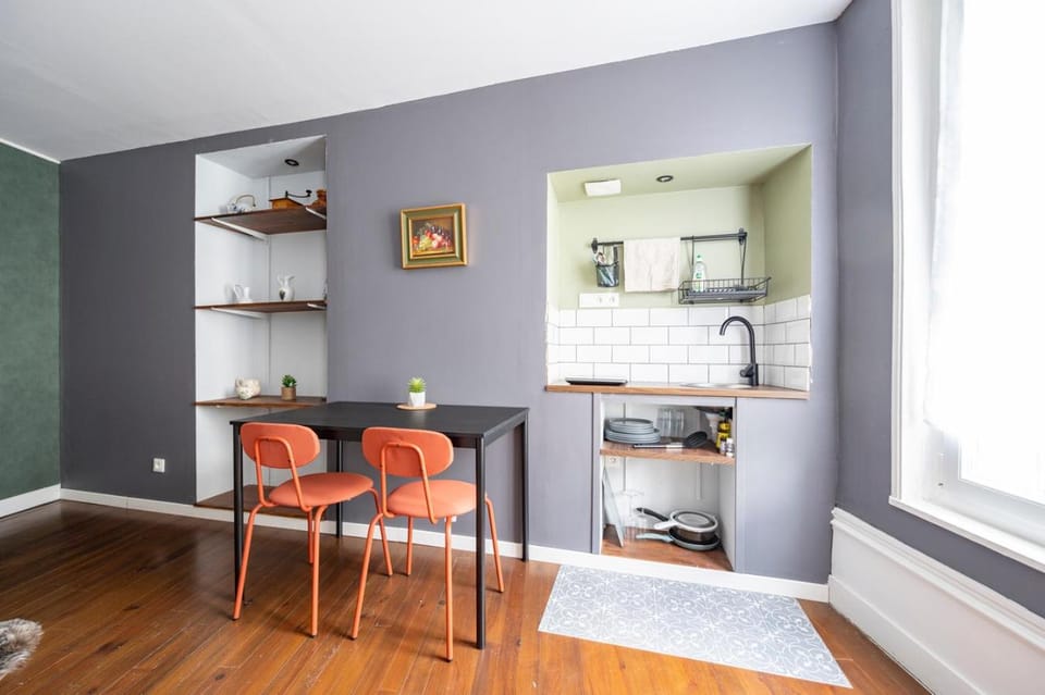 Kitchen or kitchenette, Dining area, minibar, stove