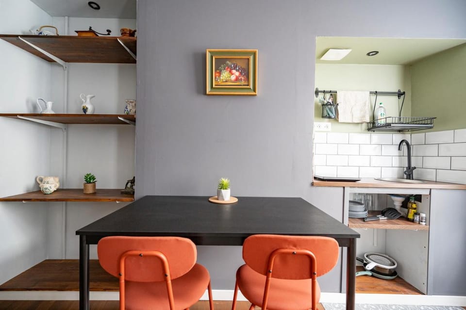 Kitchen or kitchenette, Dining area, minibar, stove