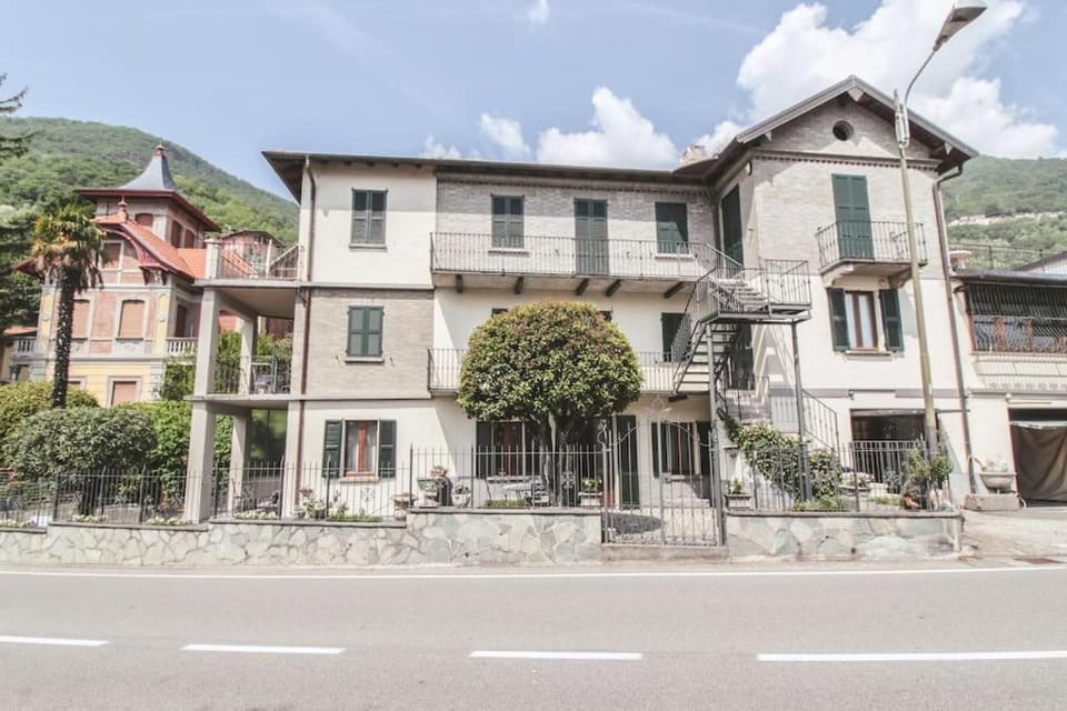 Property building, Day, Neighbourhood, Natural landscape, Mountain view, Street view