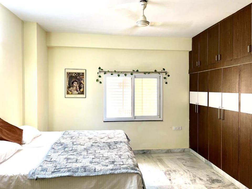 Bed, Photo of the whole room, Bedroom, fireplace, wardrobe