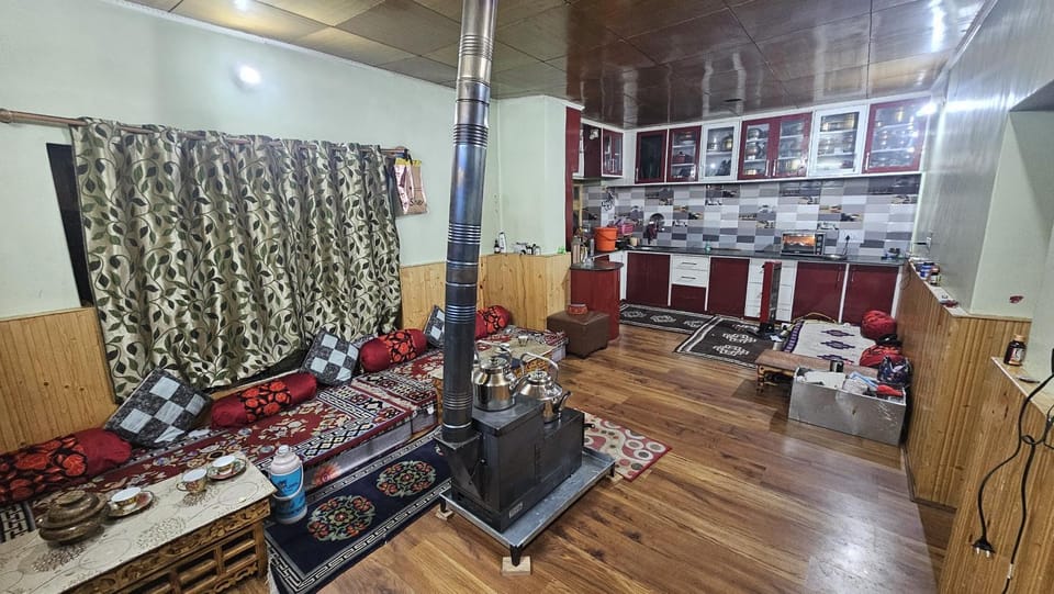 Kitchen or kitchenette, Living room, Seating area, Dining area