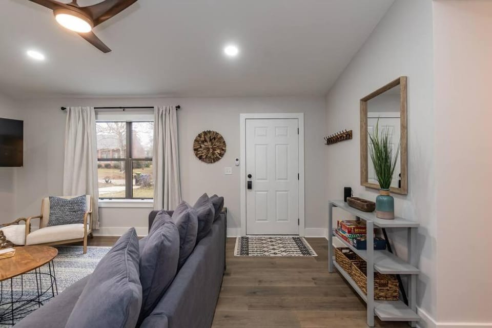 Island Joy - Newly Renovated/Walk to the Beach! House in Oak Island