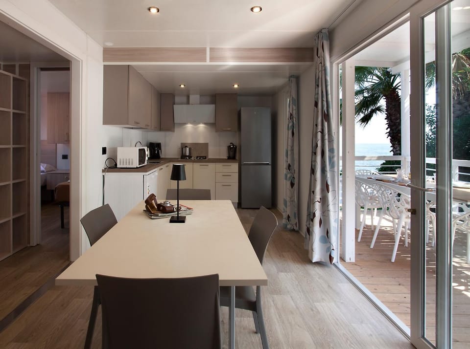 Natural landscape, Kitchen or kitchenette, Living room, Seating area, Dining area, stove