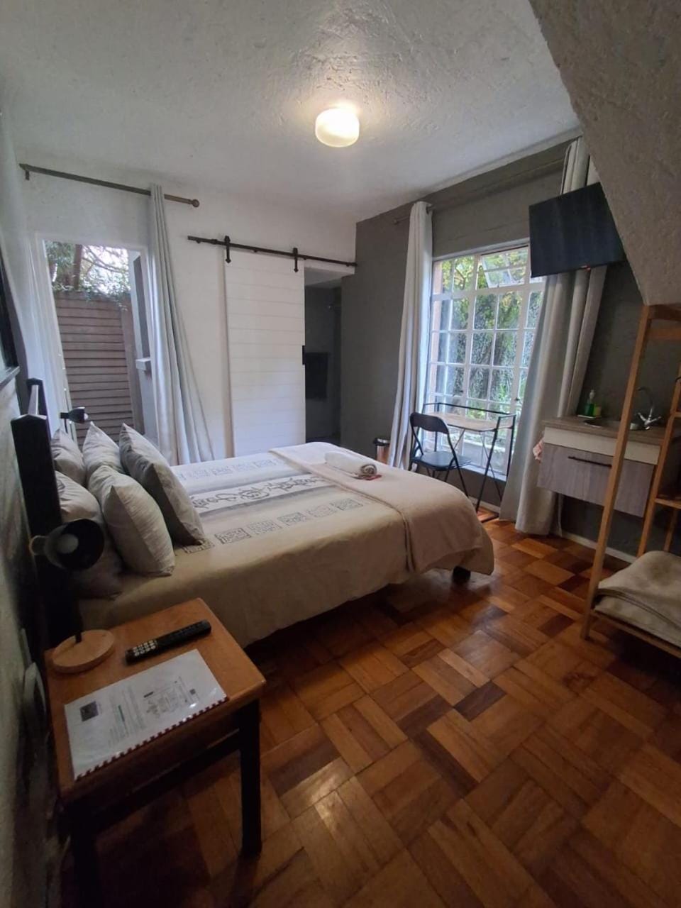 Bed, TV and multimedia, Photo of the whole room, Bedroom, towels
