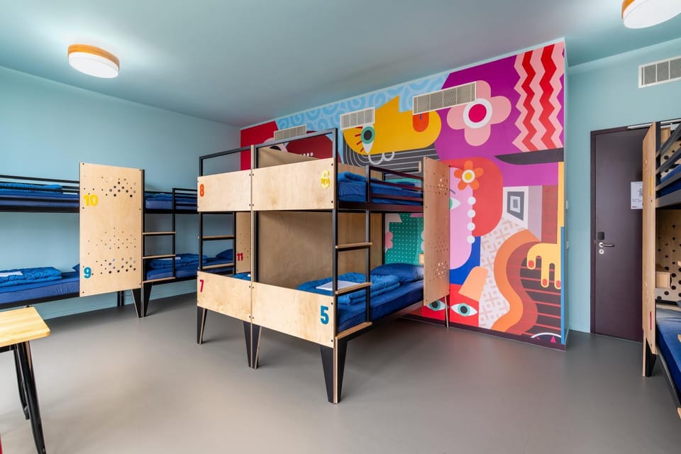 Bedroom, bunk bed