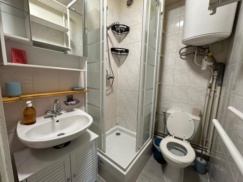 Shower, Toilet, Bathroom, towels