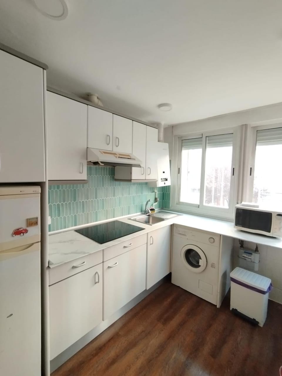Kitchen or kitchenette, minibar, stove, washing machine