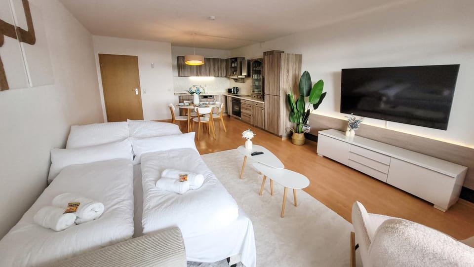 Bed, TV and multimedia, Kitchen or kitchenette, Living room, Photo of the whole room, Seating area, Dining area, Bedroom, towels, kitchen