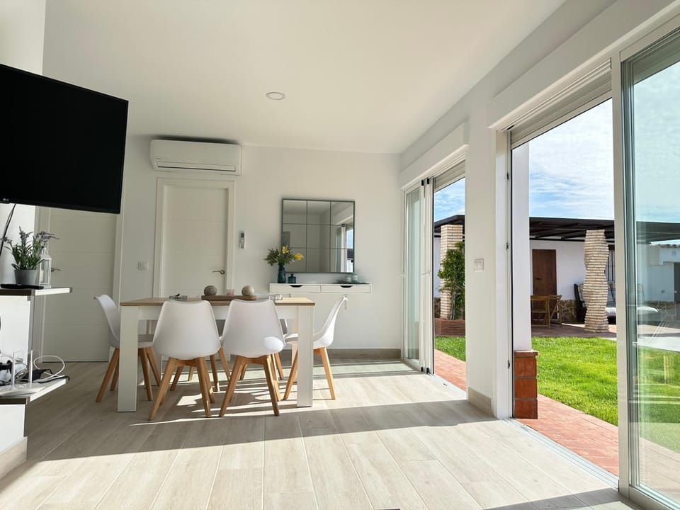 Communal lounge/ TV room, Garden view