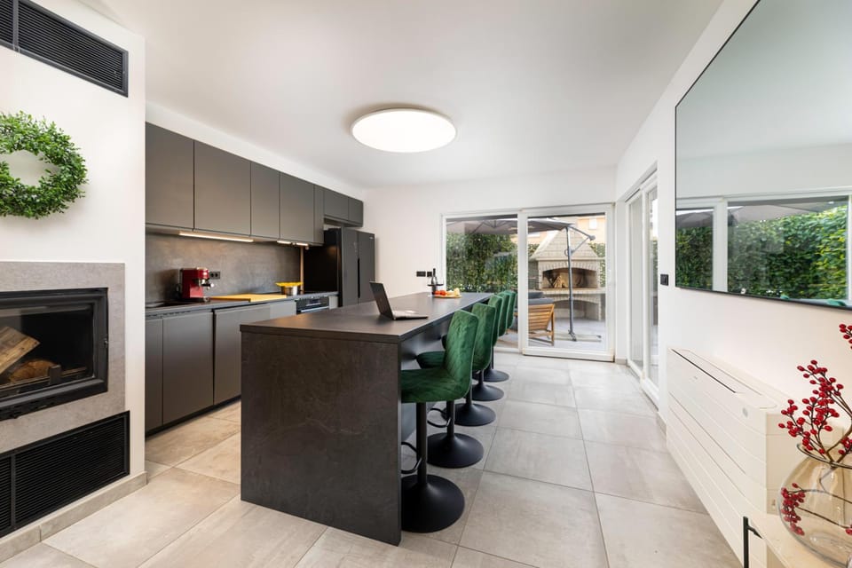 Seating area, Dining area, pet friendly, stove