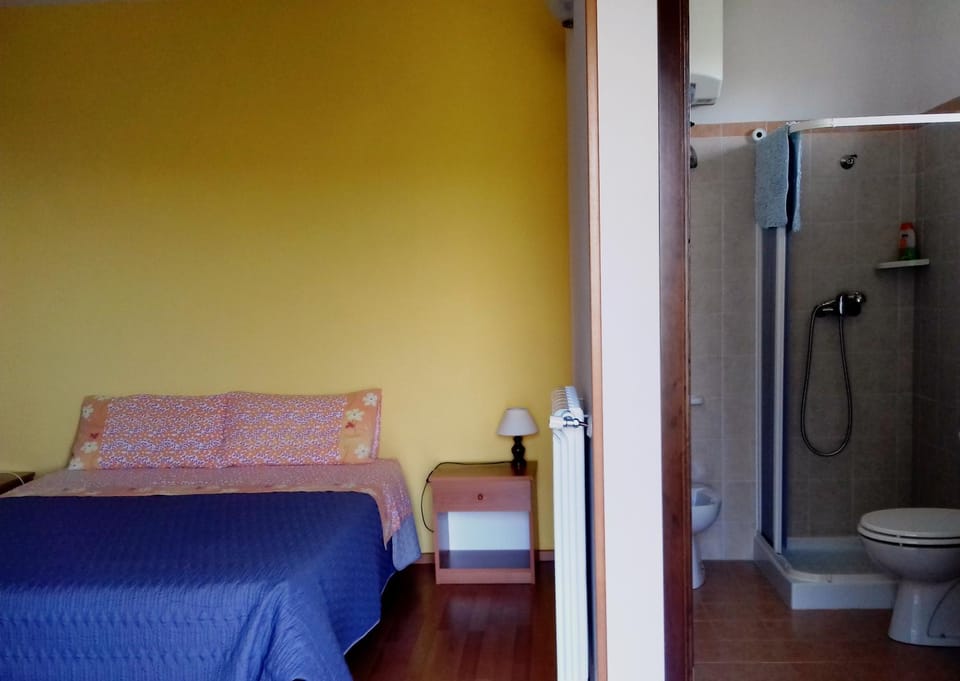 Shower, Toilet, Bed, Bathroom, Bedroom