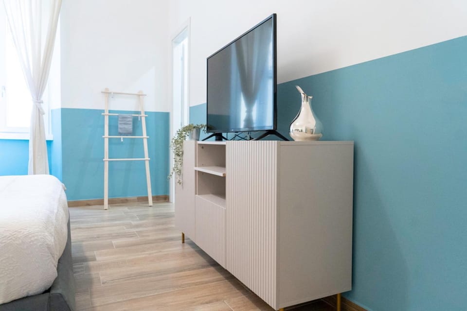 Bed, TV and multimedia, Photo of the whole room, Bedroom, hair dresser