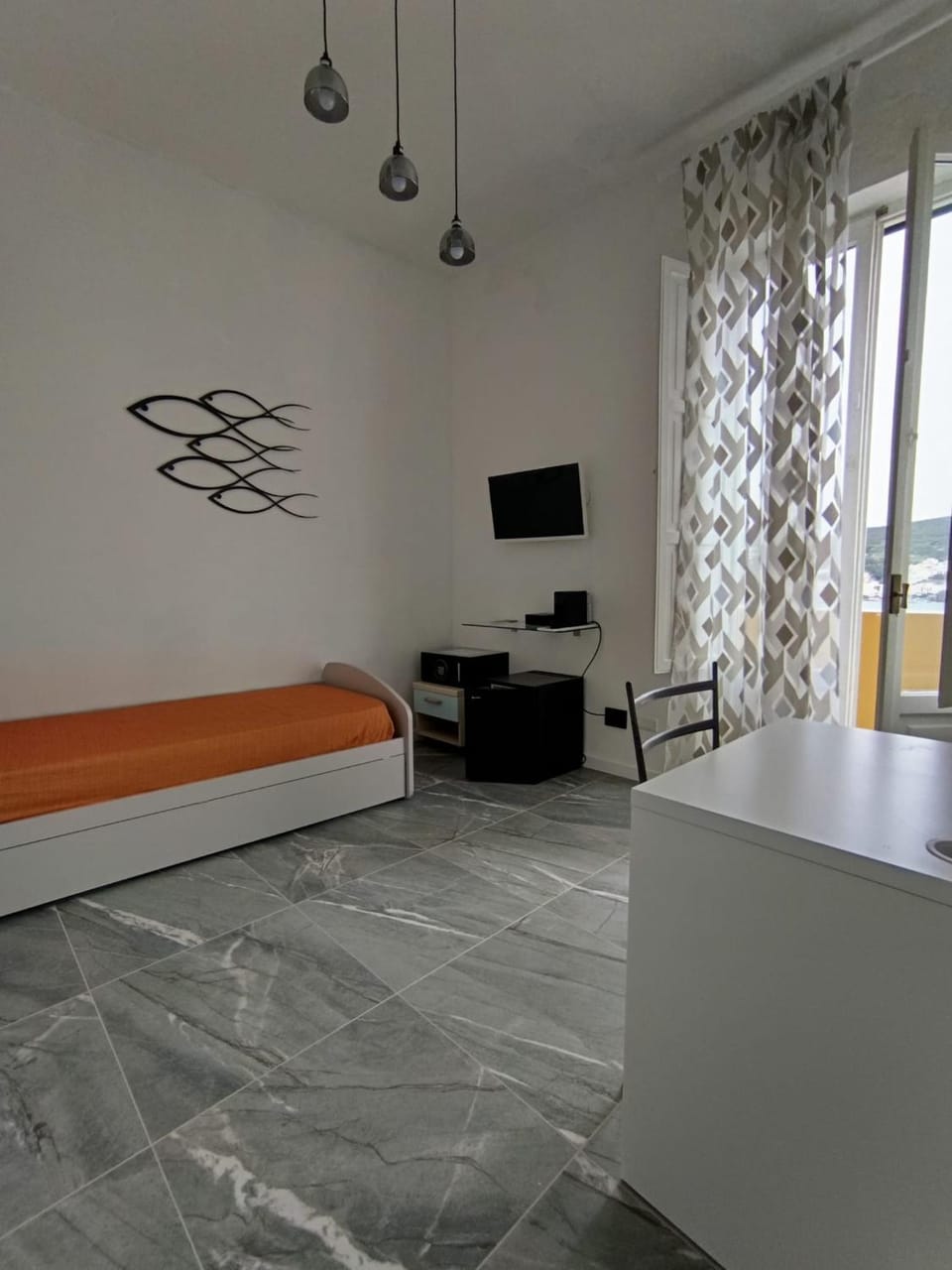 Bed, TV and multimedia, Living room, Photo of the whole room, Seating area, Bedroom