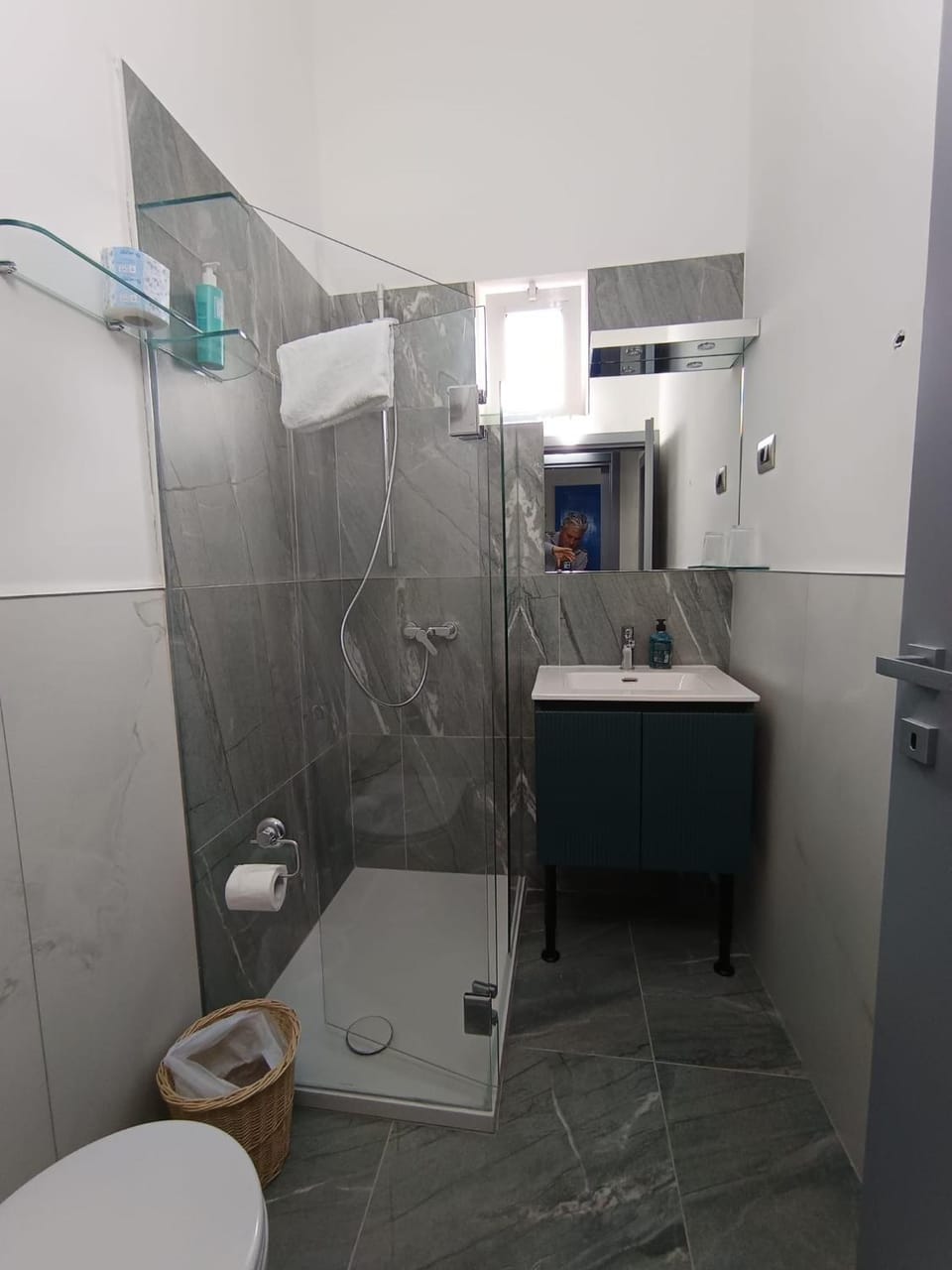 Shower, Toilet, Bathroom, towels