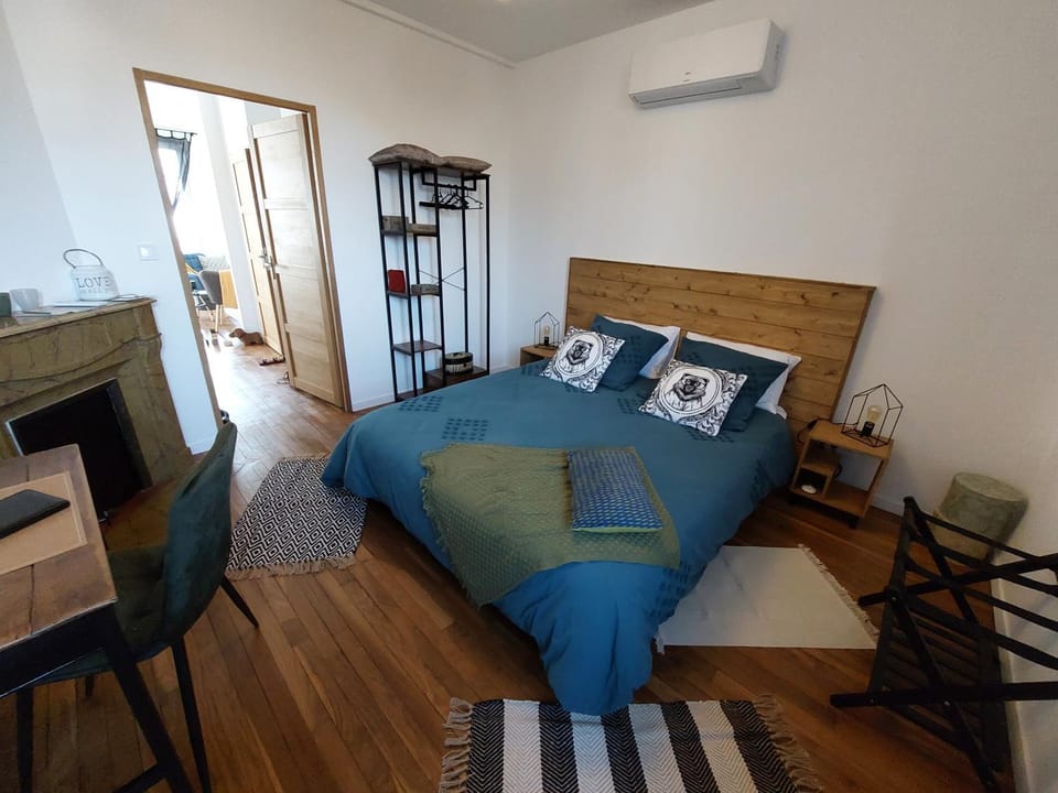 Photo of the whole room, Bedroom