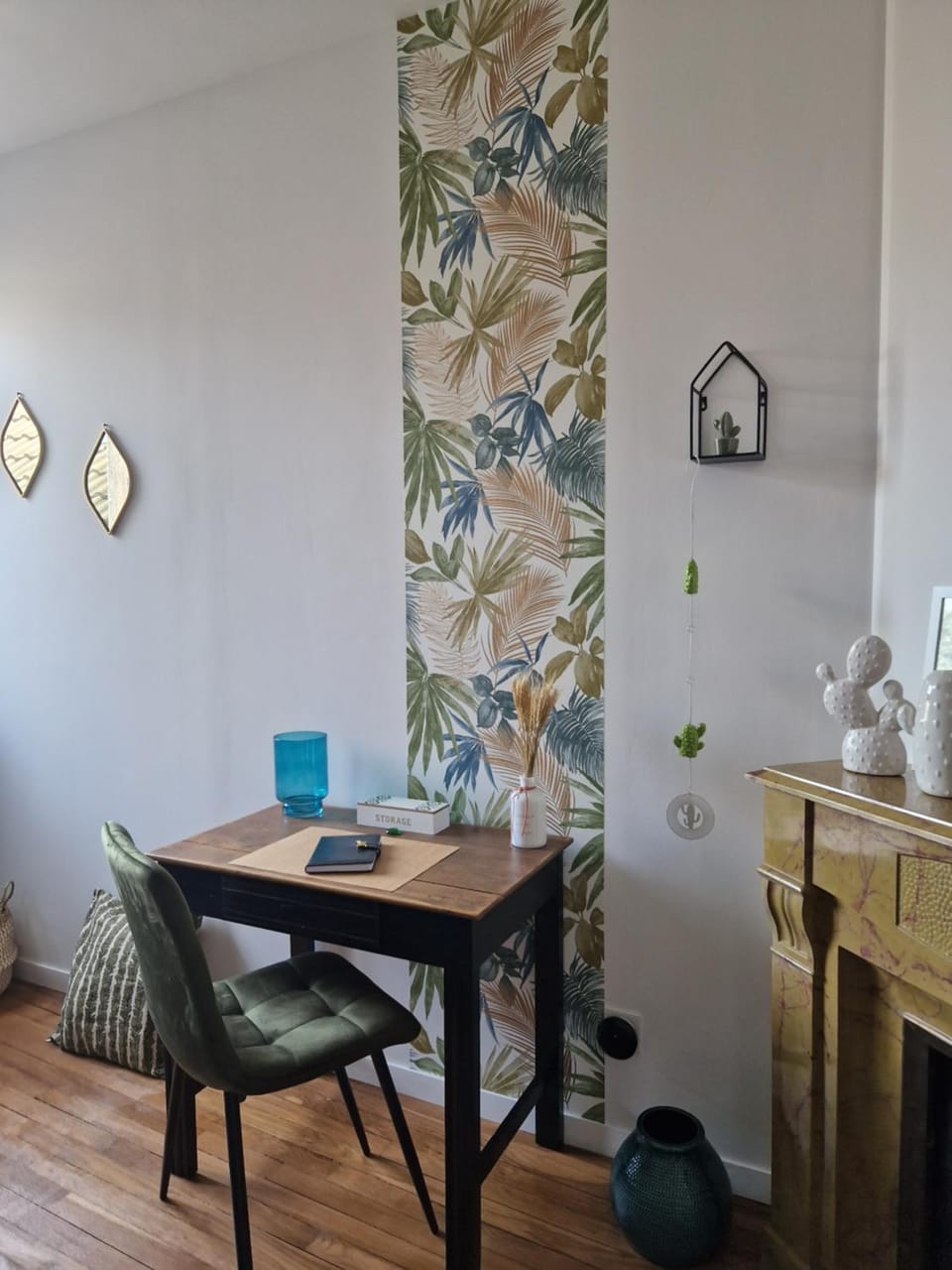 Seating area, Bedroom