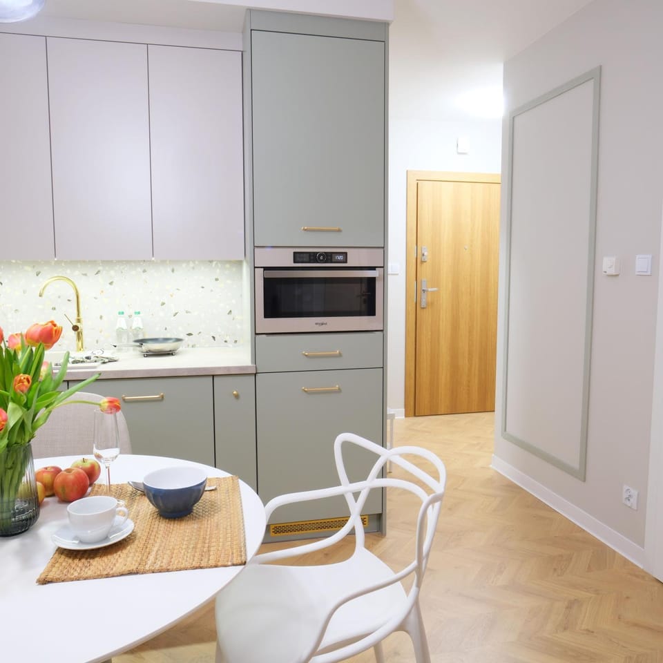 Kitchen or kitchenette, minibar