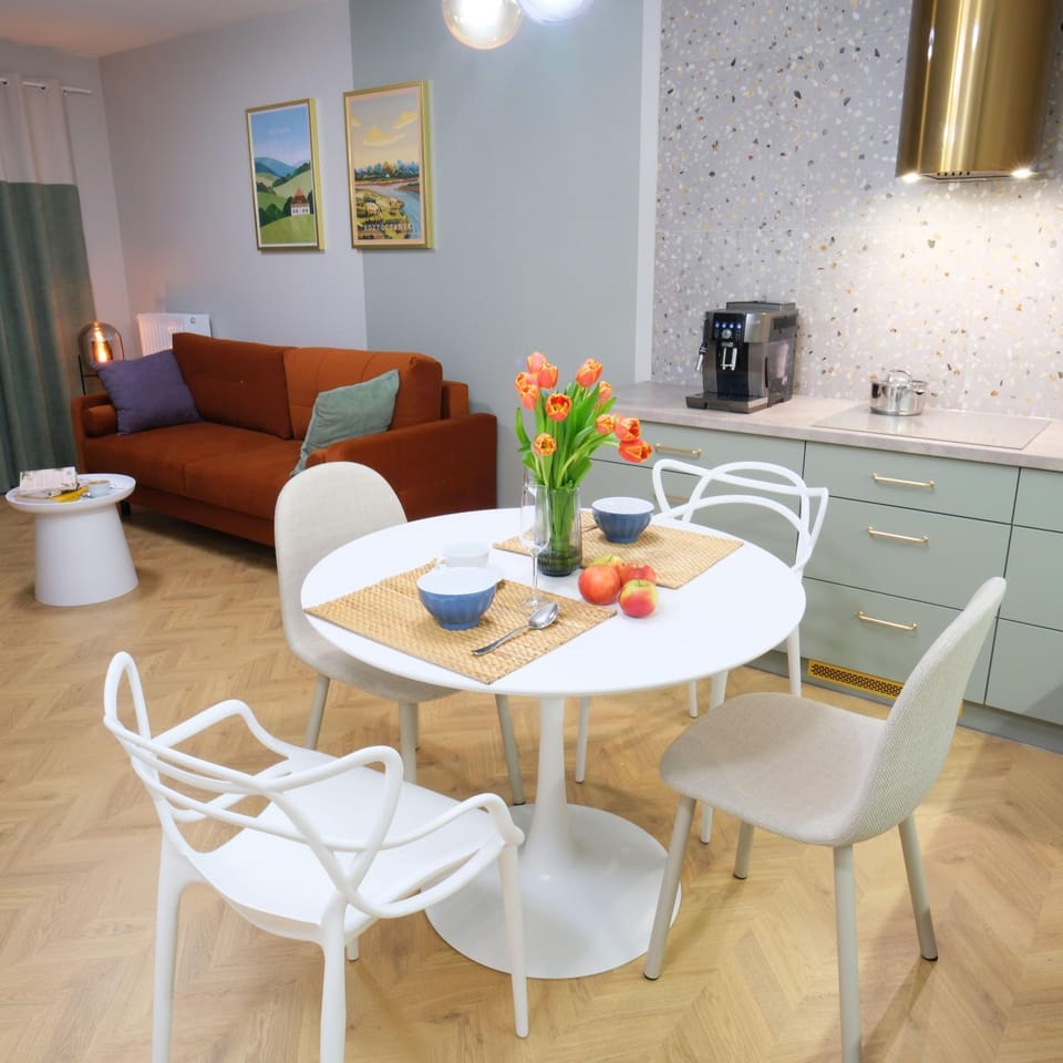 Coffee/tea facilities, Kitchen or kitchenette, Living room, Seating area, Dining area