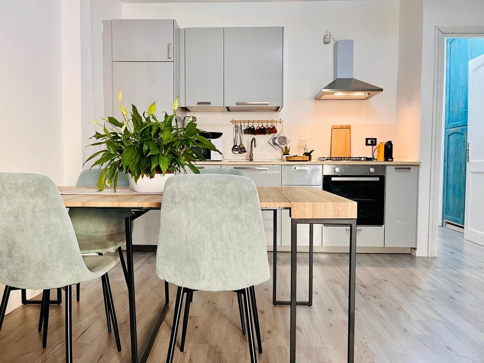 Coffee/tea facilities, Kitchen or kitchenette, Dining area, stove, toaster