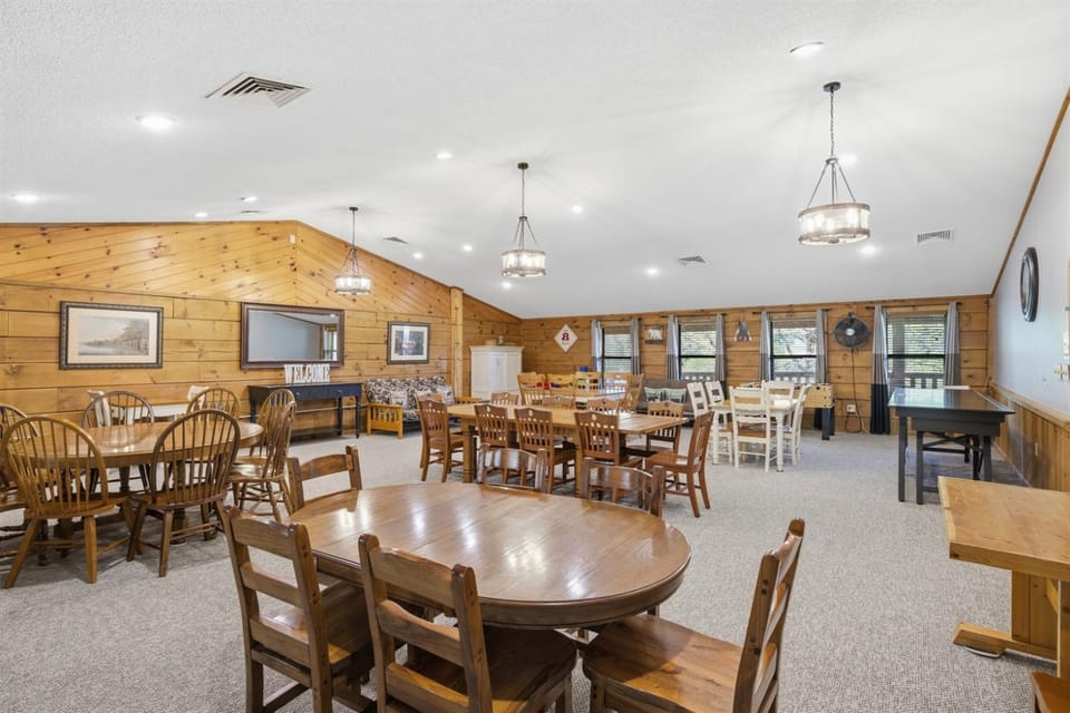 Smoky Mtn Large Private Douglas Lake Lodge- 12 acres- Sevierville Nature lodge in Douglas Lake