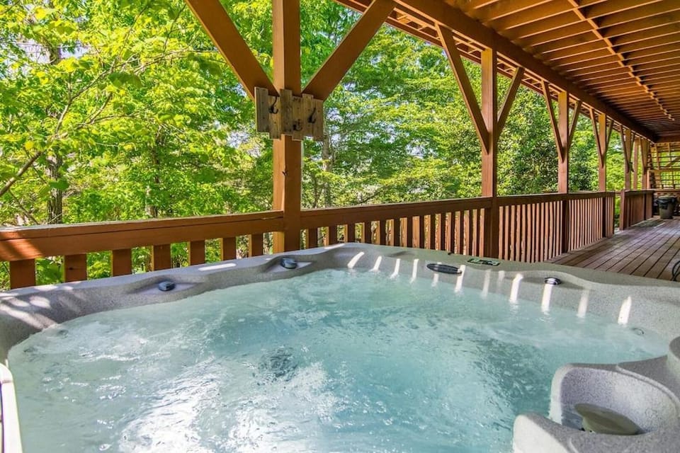Smoky Mtn Large Private Douglas Lake Lodge- 12 acres- Sevierville Nature lodge in Douglas Lake