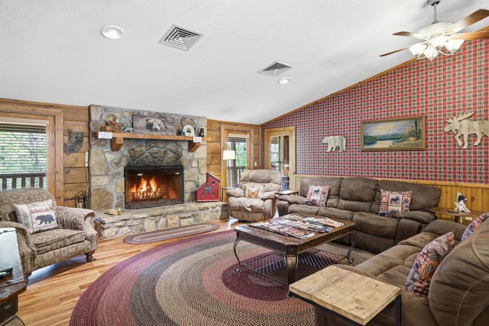 Smoky Mtn Large Private Douglas Lake Lodge- 12 acres- Sevierville Nature lodge in Douglas Lake