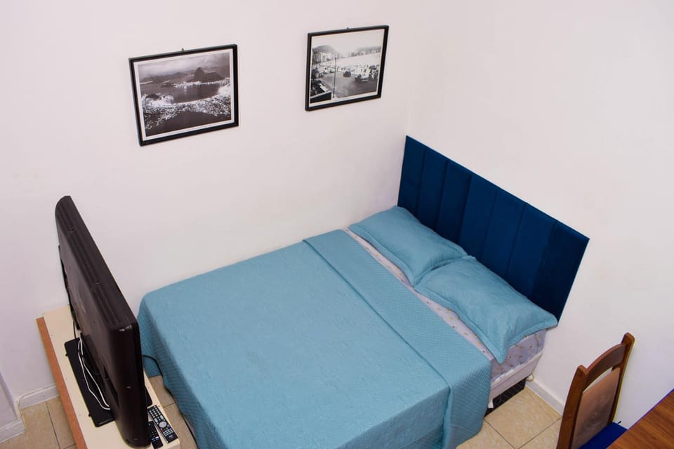 Bed, TV and multimedia, Bedroom