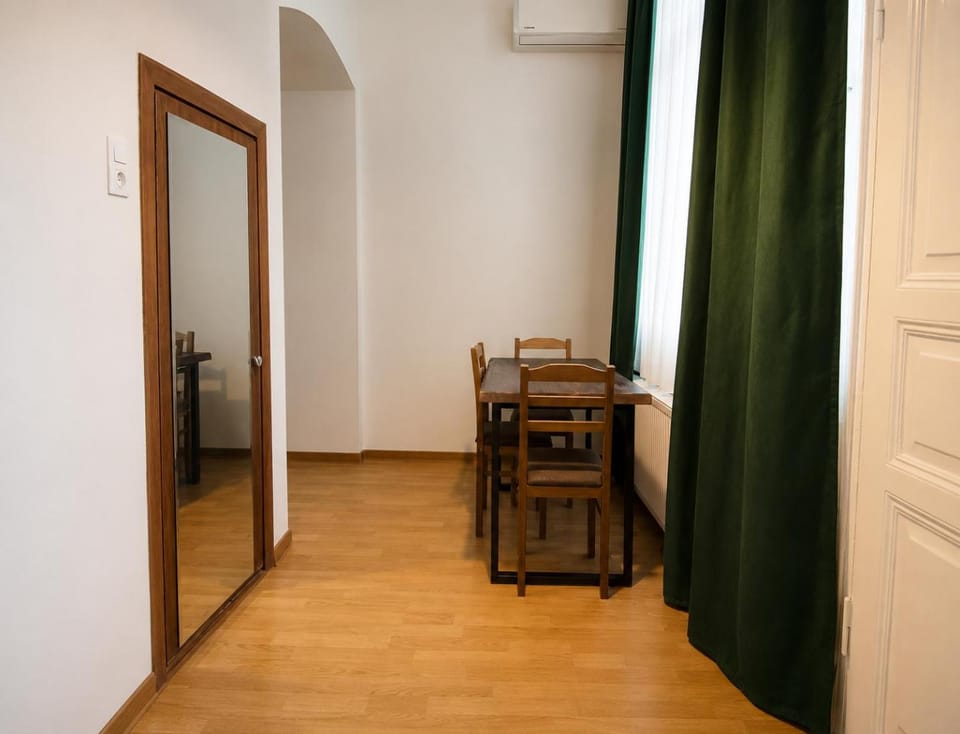 Seating area, Dining area, air conditioner