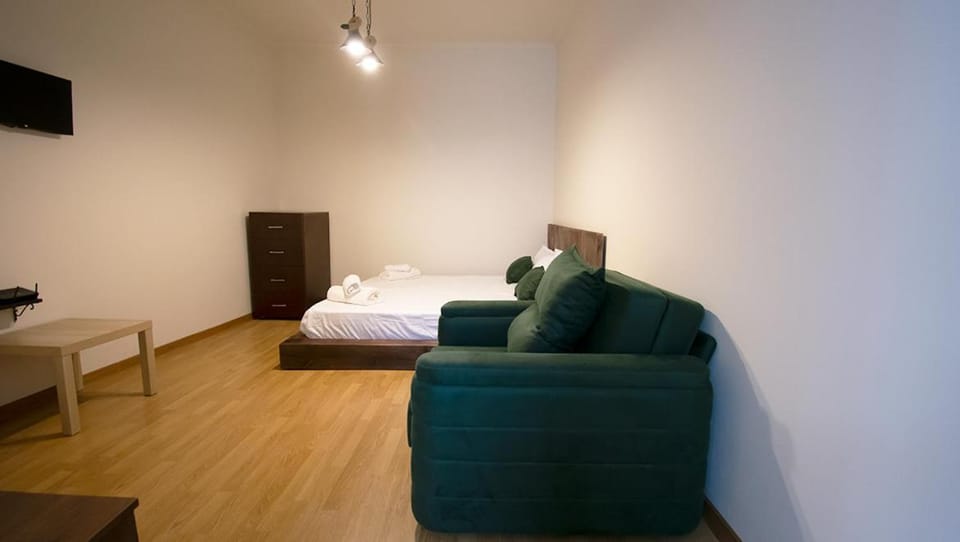 Bed, TV and multimedia, Living room, Photo of the whole room, Seating area, Bedroom